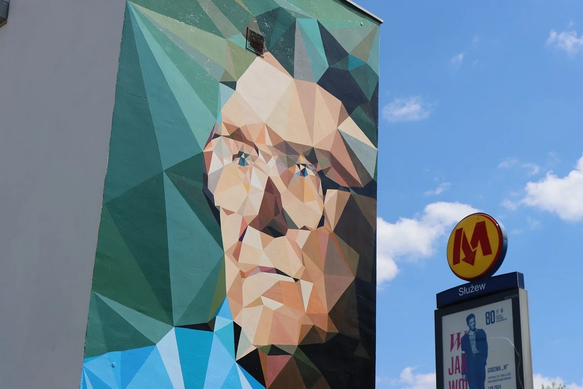 Zdzisław Beksiński spogląda na warszawski Mokotów. Na stacji metra Służew powstał mural z wizerunkiem tego wybitnego malarza i rzeźbiarza. 