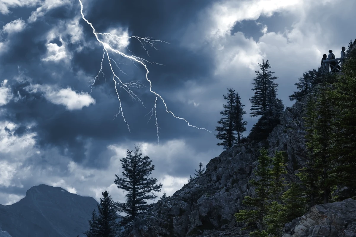 Ogromna tragedia w bułgarskich górach. Na szczycie Żyłtec w Starej Płaninie piorun zabił 47-letniego mężczyznę i jego 11-letnią córkę. Drugie dziecko, które zaalarmowało służbę ratowniczą, ocalało i zostało śmigłowcem przewiezione do szpitala.