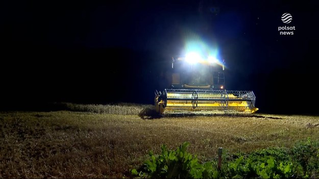 Żniwa w pełni, a ponieważ tego lata często przechodzą burze i nawałnice - brakuje dnia, rolnicy spieszą się i zbierają zboże nawet nocą. Nie wszystkim to się podoba. Policja przyznaje, że odbiera telefony od mieszkańców skarżących się na nocne prace. O tym, że nie wszędzie wieś jest cicha i spokojna - w materiale dla "Wydarzeń" - Paweł Gadomski.