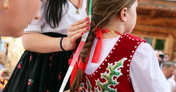 Już po raz 22. w Poroninie koło Zakopanego odbył się konkurs na najpiękniejszy warkocz. Liczyła się nie tylko długość, choć to ona miała zasadnicze znaczenie. Na co jeszcze zwracano uwagę pod Tatrami? O tym reporterowi RMF FM opowiadały Ewa Krzeptowska-Sabała z jury konkursu, a także kilkuletnie zawodniczki i ich mamy.