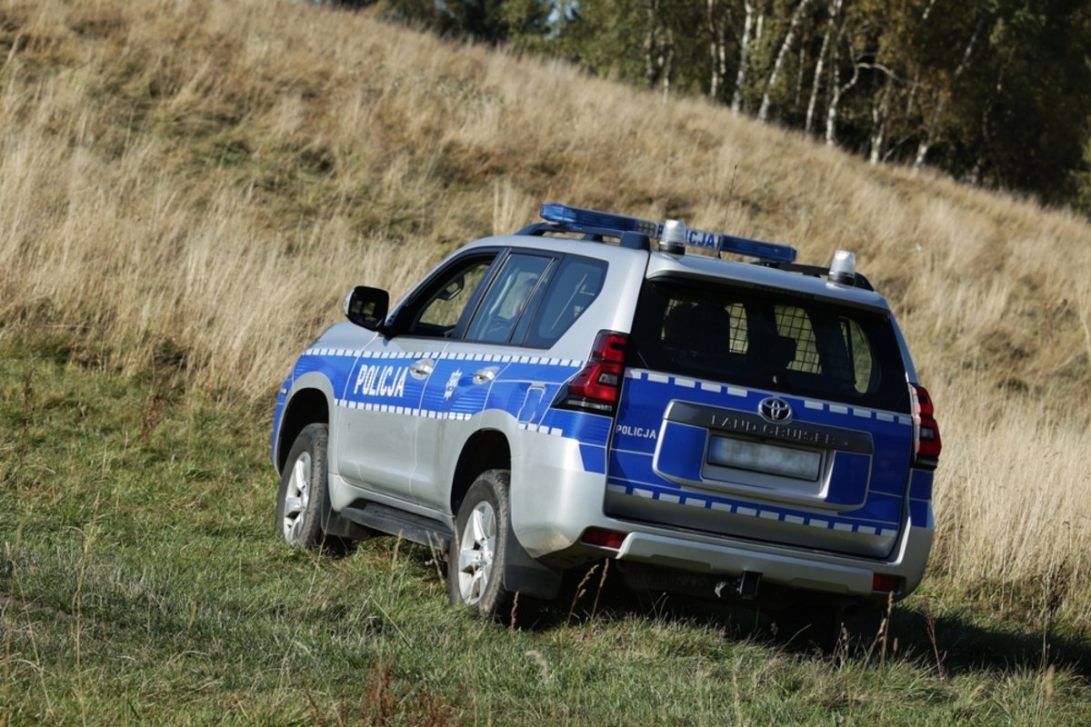 Atak nożownika w Lesie Bródnowskim w Warszawie. 26-letni mężczyzna ranił dwóch 15-latków.