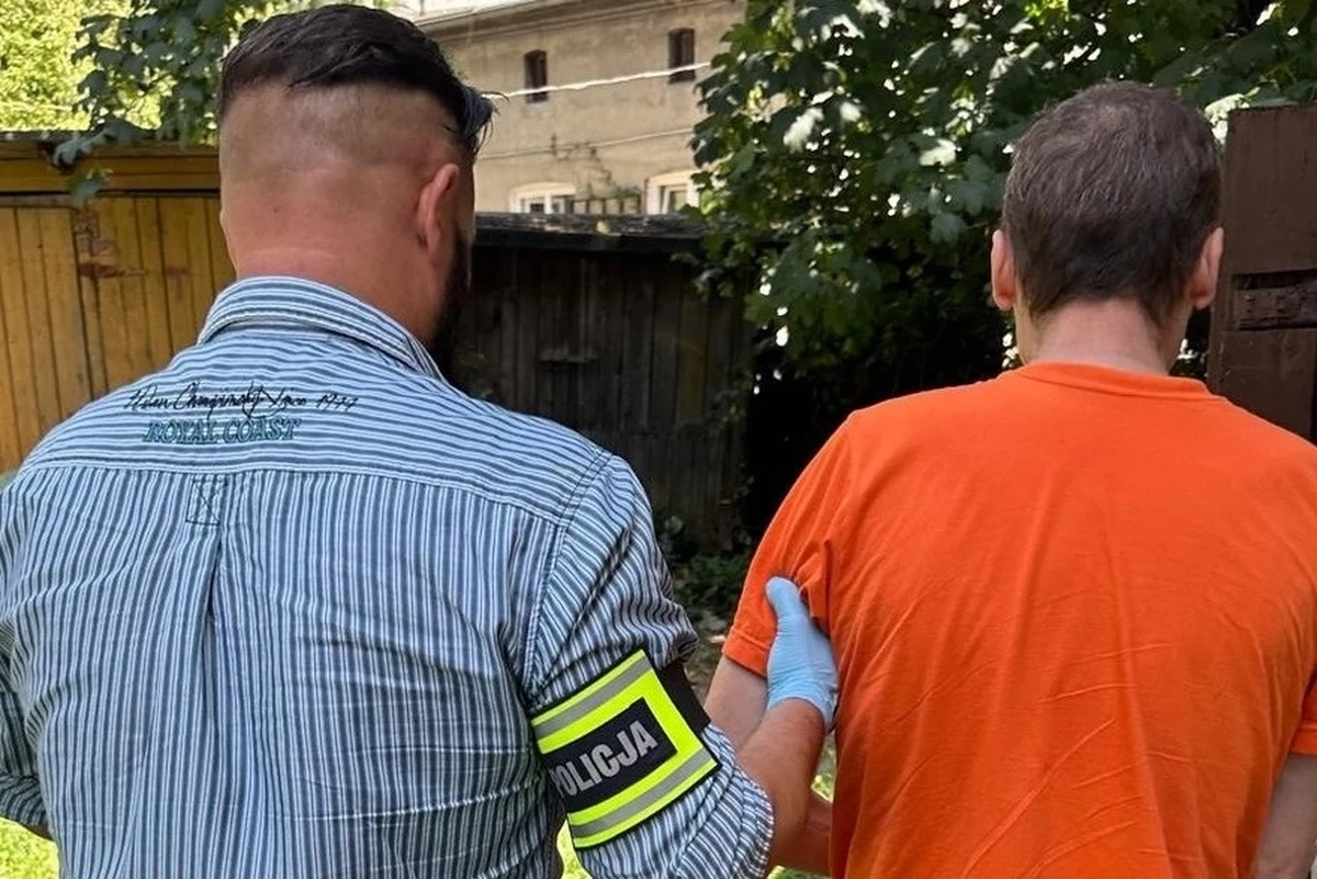 59-letni mężczyzna wyłudzał pieniądze z bankomatu znajdującego się w ścianie budynku Komendy Wojewódzkiej Policji w Łodzi. Zauważyła to jedna z funkcjonariuszek, w efekcie czego mężczyzna został zatrzymany. Grozi mu nawet 10 lat więzienia.