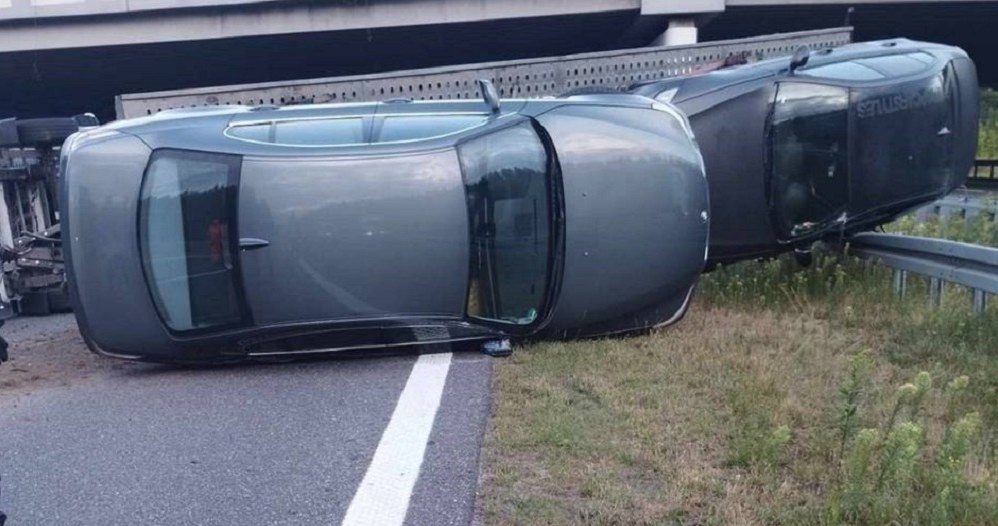  Laweta przewróciła się na autostradzie. Samochody spadły na jezdnię