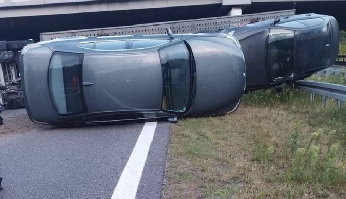 Laweta przewróciła się na autostradzie. Samochody spadły na jezdnię 