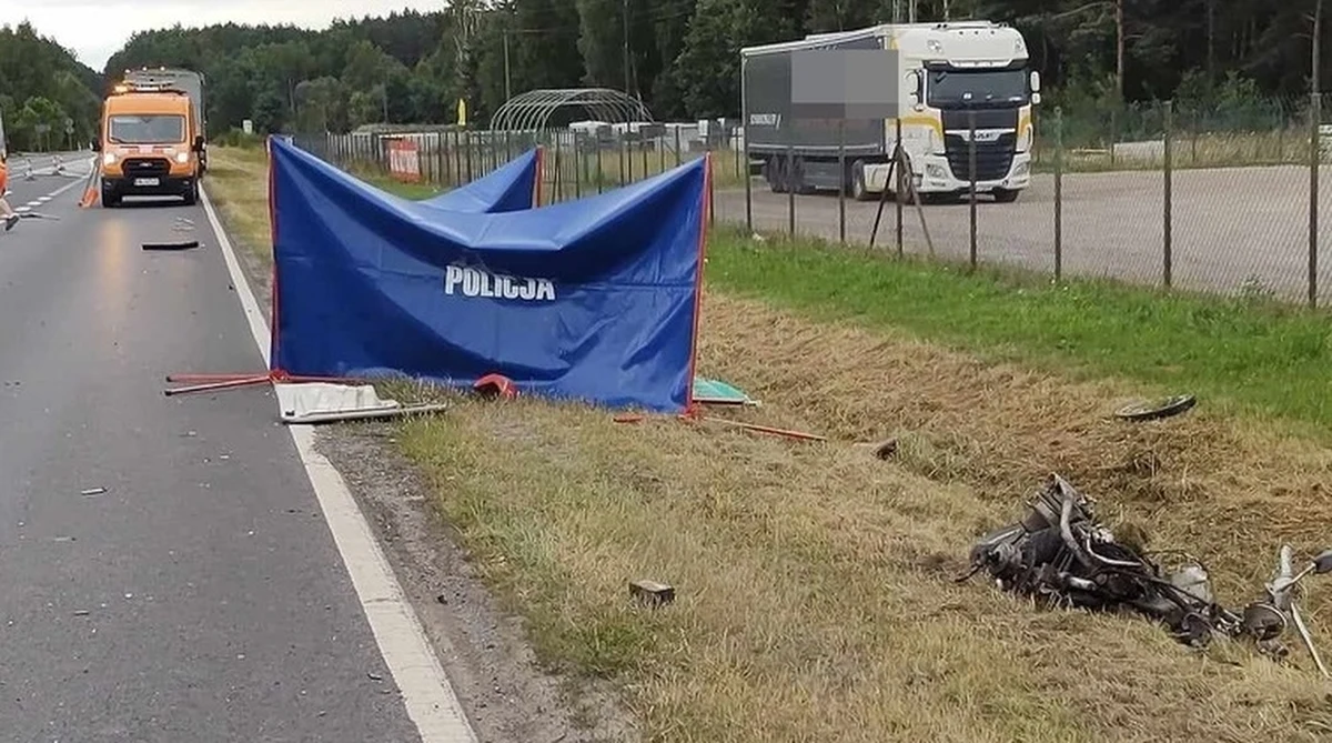 Dwaj mężczyźni zginęli w zderzeniu motoroweru z tirem w Grębenicach na drodze krajowej 74 w Łódzkiem. 37-letni kierowca wyjechał ze stacji benzynowej na trasę prosto pod nadjeżdżający ciągnik siodłowy z naczepą. Droga między Piotrkowem i Kielcami jest częściowo zablokowana.