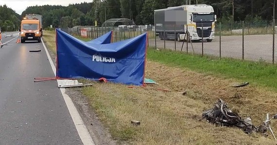 Dwaj mężczyźni zginęli w zderzeniu motoroweru z tirem w Grębenicach na drodze krajowej 74 w Łódzkiem. 37-letni kierowca wyjechał ze stacji benzynowej na trasę prosto pod nadjeżdżający ciągnik siodłowy z naczepą. Droga między Piotrkowem i Kielcami jest częściowo zablokowana.