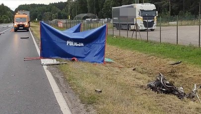 Dwaj mężczyźni nie żyją. Jechali motorowerem, wpadli pod tira