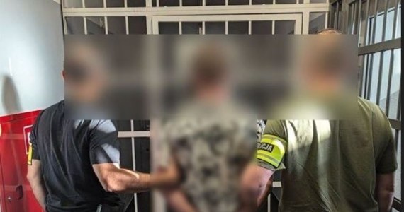 Brutalna napaść na 65-latka w Kłodzku. Trzech mężczyzn wyprowadziło poszkodowanego z mieszkania, siłą wepchnęli go do samochodu, wywieźli za miasto i brutalnie pobili. Podejrzani po niespełna godzinie zostali zatrzymani – informuje policja. 