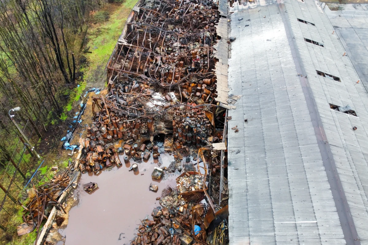 We wtorek zakończyło się wywożenie toksycznych odpadów po pożarze hali w Przylepie, do którego doszło rok temu. Wywiezionych zostało łącznie 2,6 tony odpadów. "Teren jest zabezpieczony" - powiedział PAP prezydent Zielonej Góry Marcin Pabierowski.