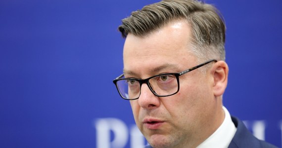 "Prokuratorzy w tej sprawie nie popełnili błędu, stwierdzamy to po ponownej analizie przepisów, gdyż immunitet nie stoi na przeszkodzie zatrzymaniu, postawieniu zarzutów i tymczasowemu aresztowaniu podejrzanego" - powiedział rzecznik Prokuratury Krajowej Przemysław Nowak o zatrzymaniu Marcina Romanowskiego. Prokuratura składa zażalenie na decyzję sądu o niezastosowaniu aresztu tymczasowego wobec polityka Suwerennej Polski Marcina Romanowskiego.