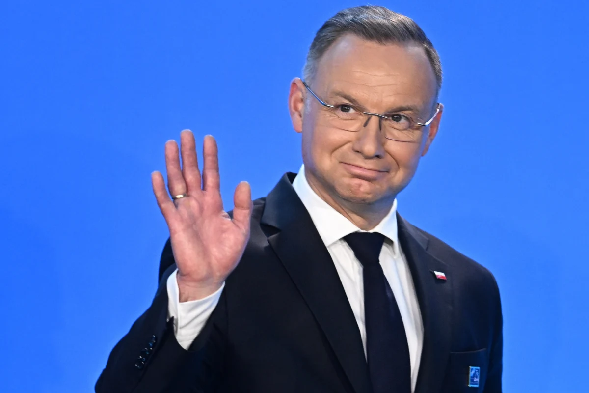 Największym zaufaniem wśród polityków cieszy się obecnie prezydent Andrzej Duda, którego wskazało 49 proc. respondentów w lipcowym sondażu CBOS. Na drugim miejscu znalazł się marszałek Sejmu, lider Polski 2050 Szymon Hołownia (48 proc.), a na trzecim - prezydent Warszawy Rafał Trzaskowski (45 proc.).