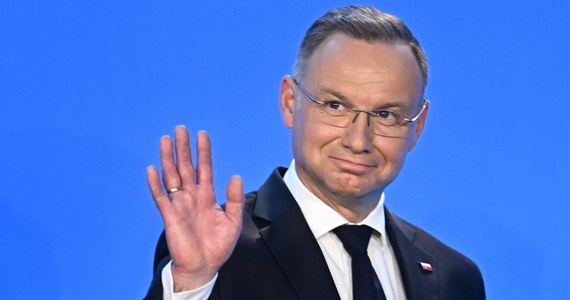 Największym zaufaniem wśród polityków cieszy się obecnie prezydent Andrzej Duda, którego wskazało 49 proc. respondentów w lipcowym sondażu CBOS. Na drugim miejscu znalazł się marszałek Sejmu, lider Polski 2050 Szymon Hołownia (48 proc.), a na trzecim - prezydent Warszawy Rafał Trzaskowski (45 proc.).