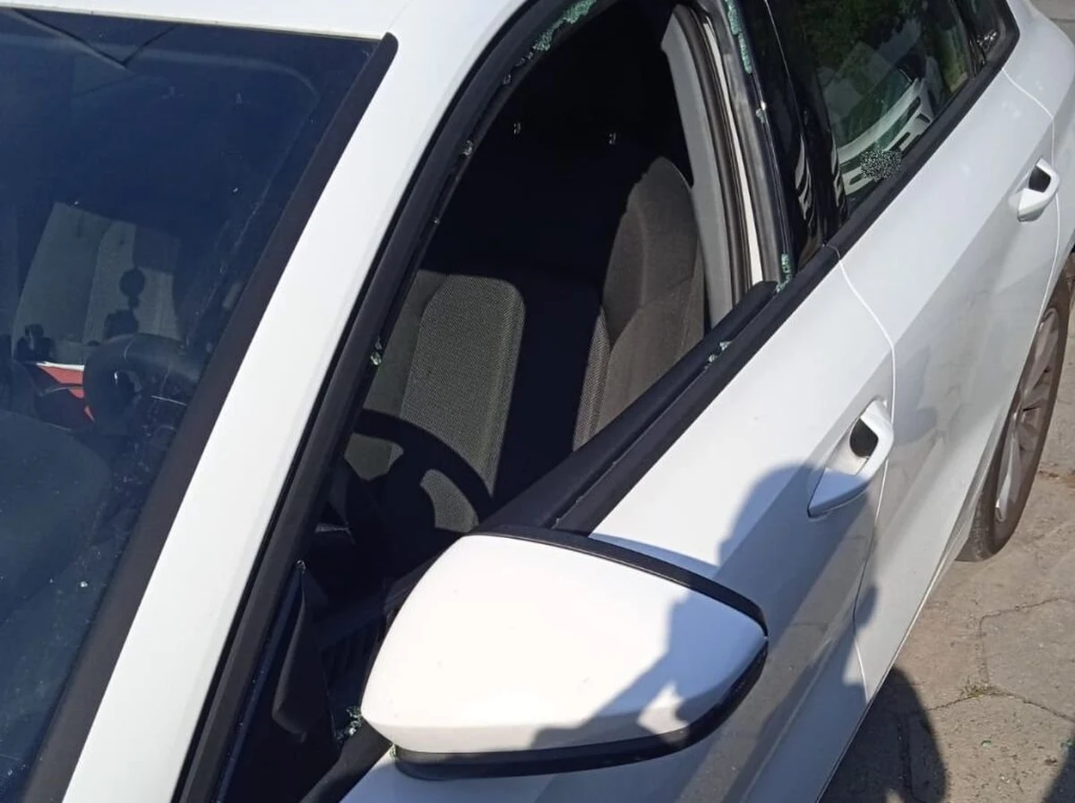 W Kielcach roczne dziecko przypadkowo zatrzasnęło się w samochodzie, dlatego konieczne było wybicie szyby w nagrzewającym się aucie. Dziecku na szczęście nic się nie stało.