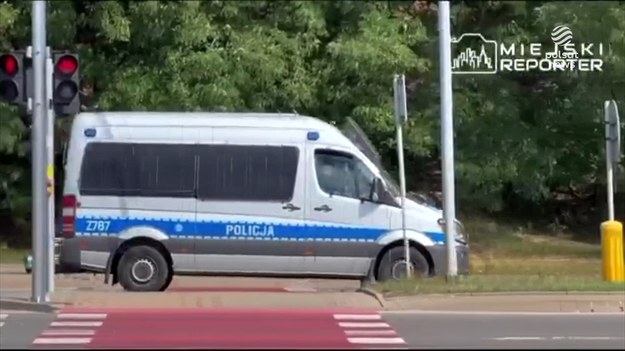 Do ataku doszło w stołecznym Lesie Bródnowskim. Policja zatrzymała łącznie 5 osób, najmłodsza z nich ma 13 lat - i ustaliła, że to nieletni pierwsi napadli na 26-latka. O szczegółach, w materiale dla "Wydarzeń", Jan Derengowski.