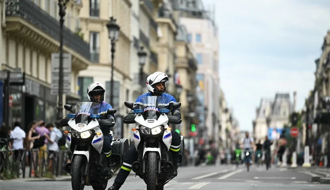 Turyści szturmują Paryż. Wojsko i policja na ulicach, wszędzie barierki