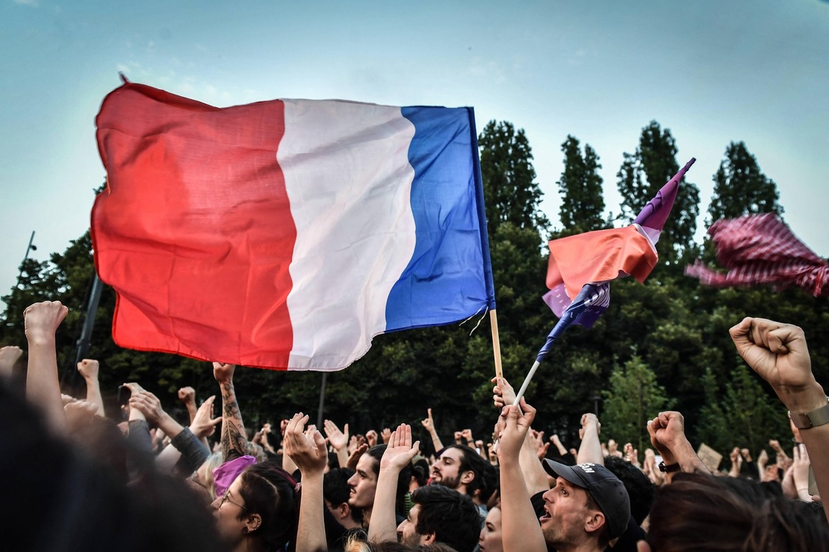 Partie lewicy, które zdobyły najwięcej głosów w niedawnych wyborach parlamentarnych we Francji, we wtorek zaproponowały swoją kandydatkę na premiera. Jest nią Lucie Castets, ekonomistka w przeszłości piastująca wysokie stanowiska w administracji i działaczka na rzecz dostępności usług publicznych. "Do połowy sierpnia trzeba się skoncentrować na igrzyskach olimpijskich" - odpowiedział prezydent Emmanuel Macron.