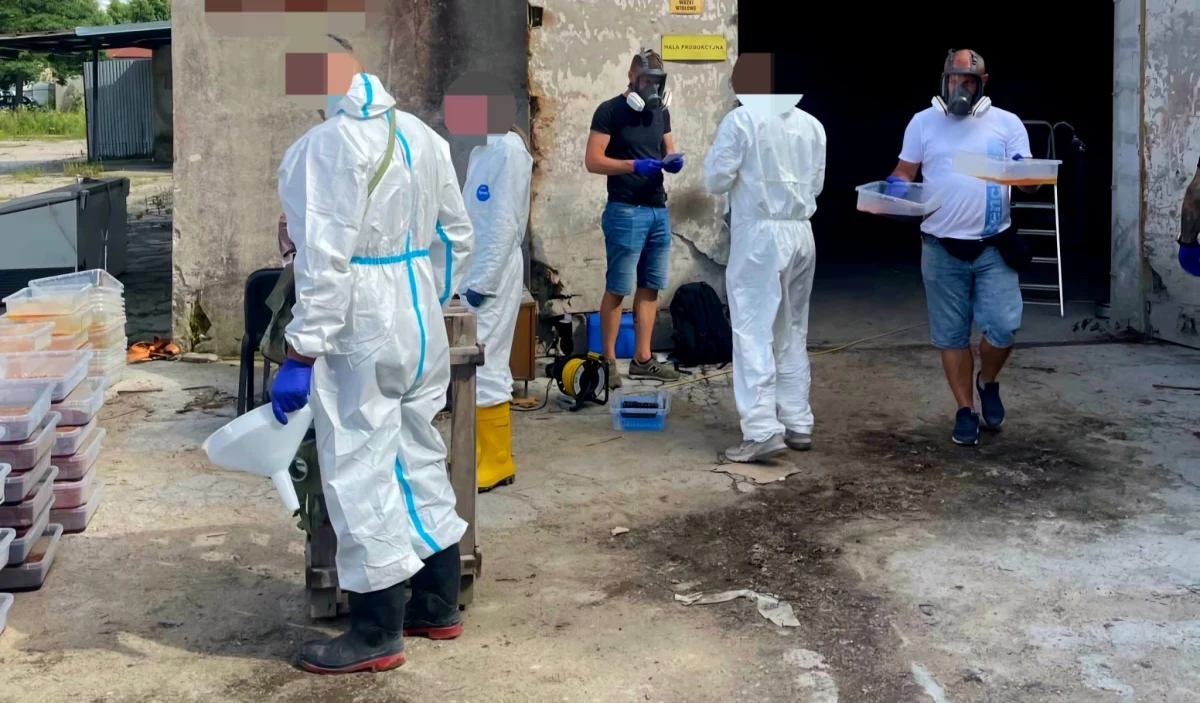 Ponad 100 kilogramów metaklefedronu i drugie tyle w fazie krystalizacji przejęli pomorscy policjanci. Funkcjonariusze zlikwidowali dwie linie produkcyjne syntetycznych narkotyków działające w powiecie kartuskim - dowiedział się reporter RMF FM.