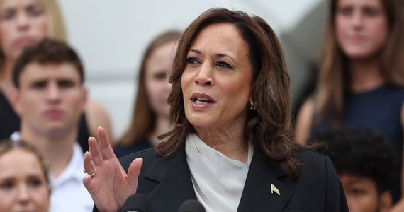 Kamala Harris rozpoczęła we wtorek swoją kampanię wyborczą. Wiceprezydentka USA i nieformalna kandydatka demokratów na prezydenta Stanów Zjednoczonych wzięła udział w pierwszym swoim wiecu wyborczym, który odbył się w stanie Wisconsin. Powtórzyła słowa, które padły w siedzibie kampanii wyborczej demokratów. "Budowanie klasy średniej w USA będzie głównym celem mojej prezydentury" - oświadczyła.