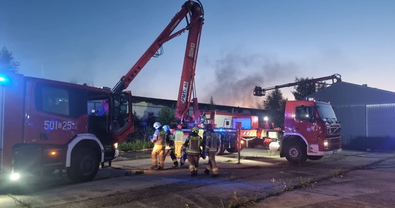 Strażacy opanowali pożar w Kartoszynie w powiecie puckim na Pomorzu. Zapalił się tam dach hali. Nikt nie jest poszkodowany. 