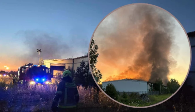 Pożar w Kartoszynie. Kłęby czarnego dymu nad halą