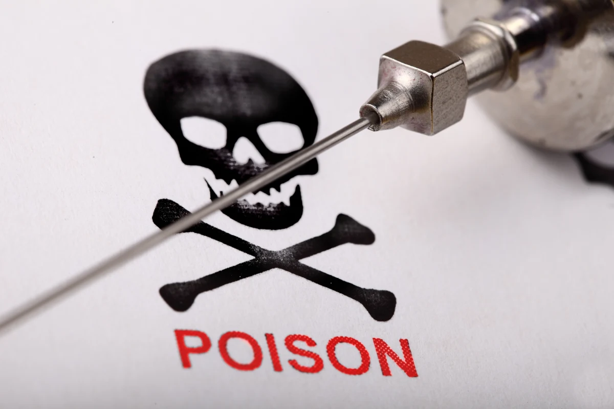 Policja w Kenii od trzech dni szuka ponad dwudziestu 50-kilogramowych beczek z wysoce toksycznym cyjankiem sodu. Były przewożone przez ciężarówkę, która przewróciła się nieopodal Nairobi.