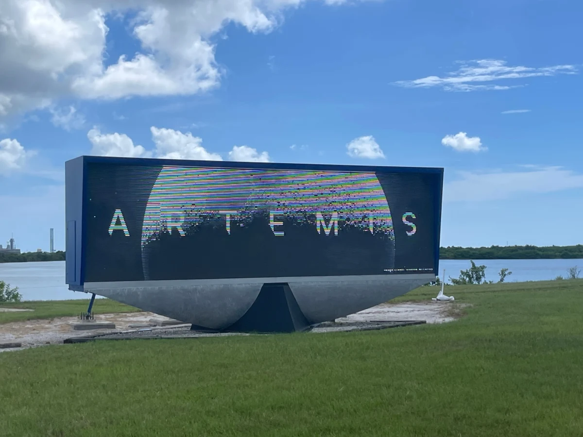 Na pokładzie jednostki Pegasus na teren NASA na Przylądku Canaveral na Florydzie z zakładu Michoud Assembly Facility NASA w Nowym Orleanie przetransportowano główną część rakiety programu Artemis II. Rakieta SLS ma wysokość 64 metrów. Dziś zostanie przetransportowana do Vehicle Assembly Building i tam będzie przygotowywana do misji. 