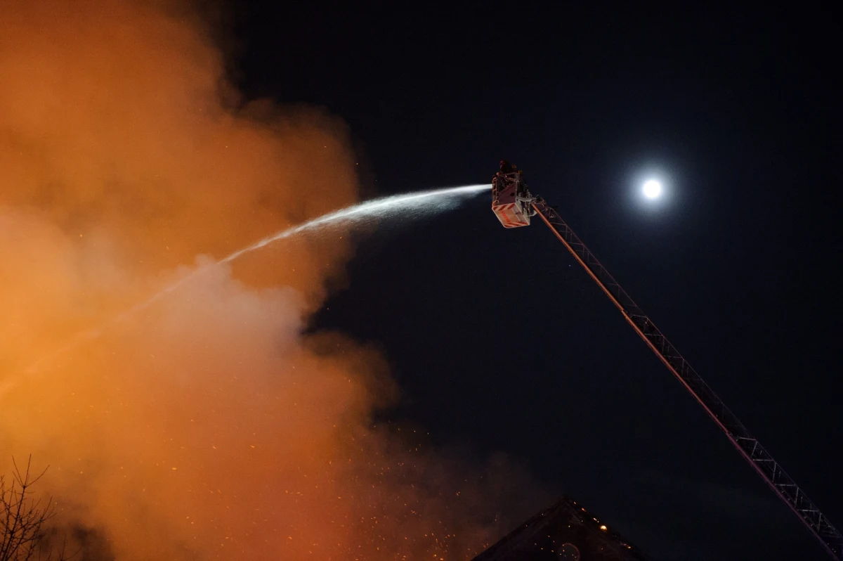 Ogień w zabytkowym Młynie Szancera w Tarnowie pojawił się we wtorek wieczorem. Akcja gaśnicza trwała 5 godzin, nikt nie ucierpiał. To nie pierwszy pożar w tym opuszczonym obiekcie.   