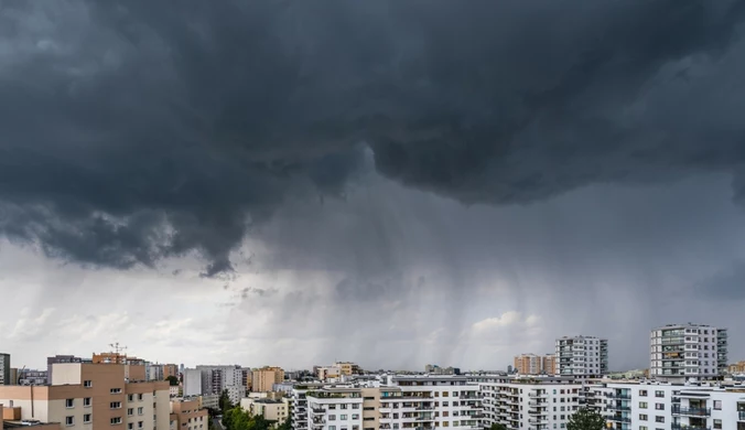 Ciemne chmury nad połową kraju. IMGW wydał nowe alerty