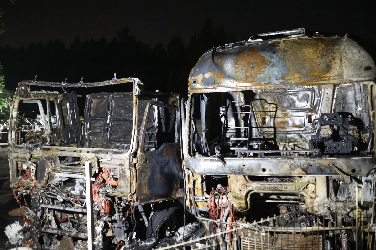 Dwie ciężarówki spłonęły w wyniku pożaru w Dąbrowie Górniczej. Ogień pojawił się na terenie bazy transportowej przy ulicy Aleja Zagłębia Dąbrowskiego.