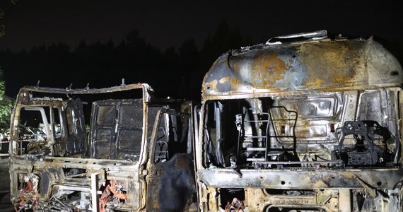 Dwie ciężarówki spłonęły w wyniku pożaru w Dąbrowie Górniczej. Ogień pojawił się na terenie bazy transportowej przy ulicy Aleja Zagłębia Dąbrowskiego.