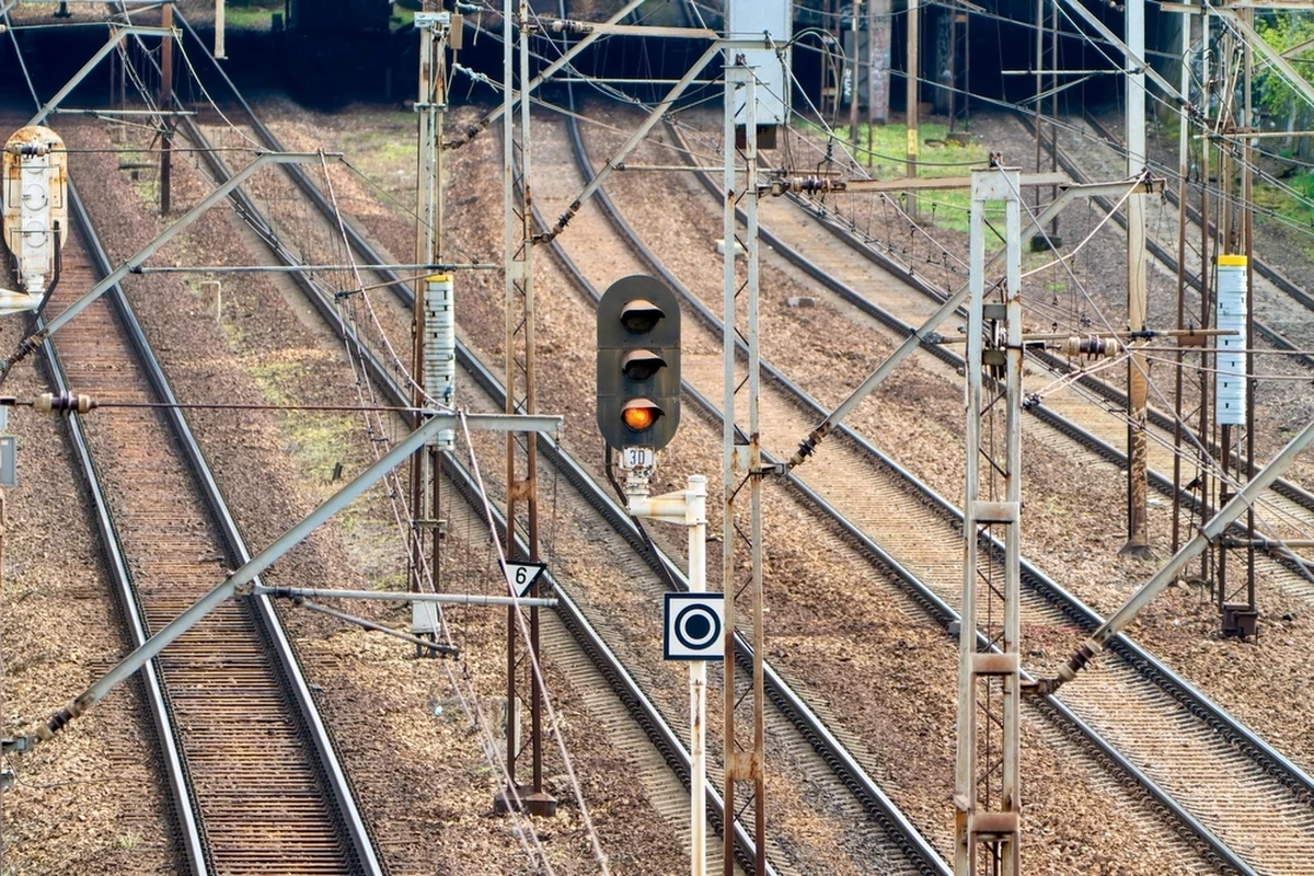 Awaria urządzeń sterowania ruchem kolejowym na podmiejskiej linii średnicowej i stacjach Warszawa Wschodnia oraz Warszawa Zachodnia została usunięta. Doszło do niej po godz. 4 nad ranem.