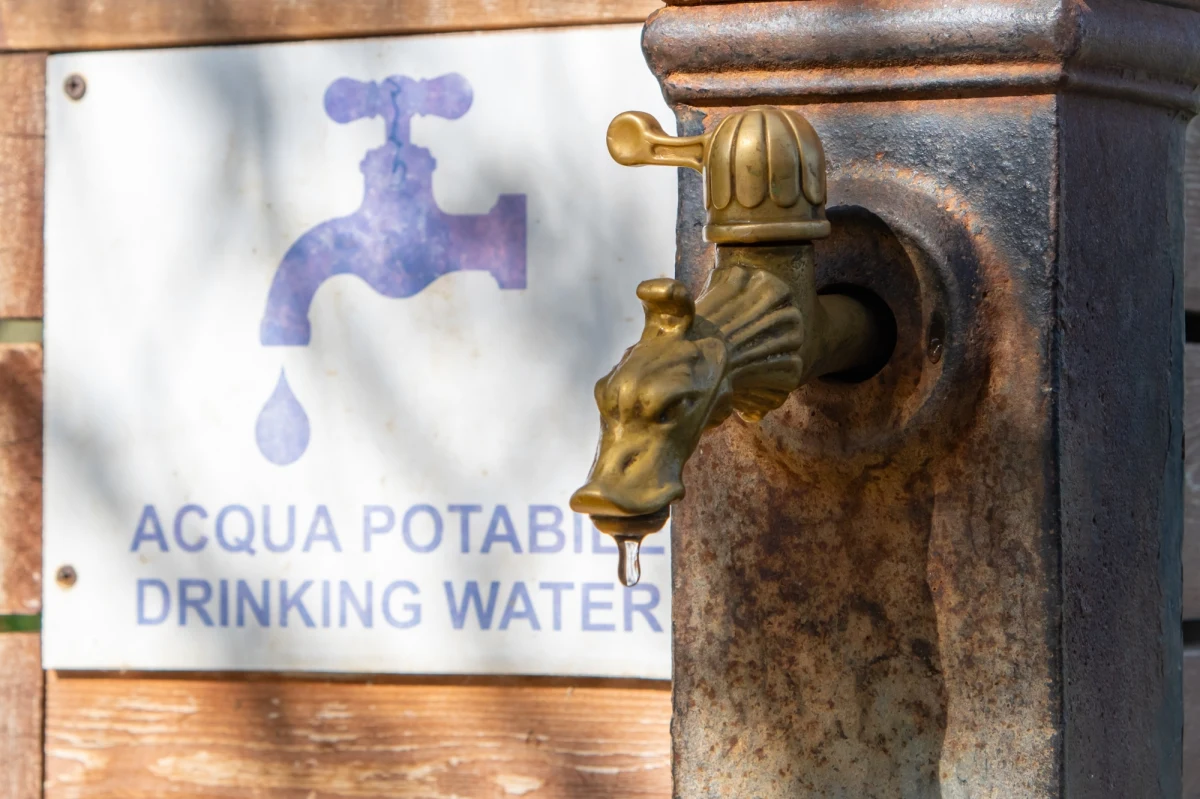 Na Sycylii rośnie frustracja mieszkańców spowodowana brakiem wody w niektórych miejscowościach. W Caltanissetta w poniedziałek zorganizowano nawet protest pod hasłem „Chcemy wody”.
