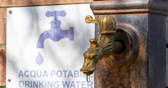 Na Sycylii rośnie frustracja mieszkańców spowodowana brakiem wody w niektórych miejscowościach. W Caltanissetta w poniedziałek zorganizowano nawet protest pod hasłem „Chcemy wody”.