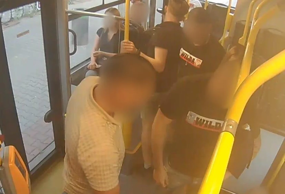 Do 15 lat więzienia grozi dwóm pseudokibicom, którzy w Poznaniu wtargnęli do autobusu, poturbowali jednego z pasażerów i ukradli mu zegarek oraz koszulkę - poinformowała w środę policja. Według poszkodowanego sprawcy mieli na sobie koszulki charakterystyczne dla kibiców Lecha Poznań. Jeden z nich jest recydywistą.