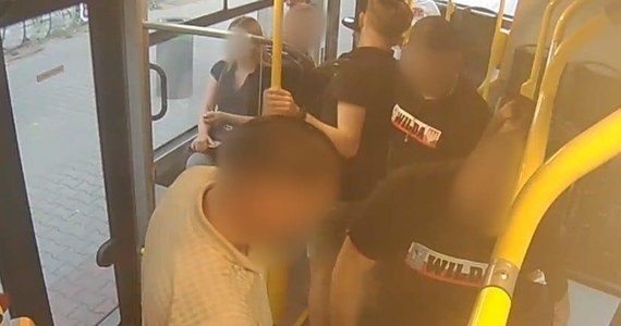 Do 15 lat więzienia grozi dwóm pseudokibicom, którzy w Poznaniu wtargnęli do autobusu, poturbowali jednego z pasażerów i ukradli mu zegarek oraz koszulkę - poinformowała w środę policja. Według poszkodowanego sprawcy mieli na sobie koszulki charakterystyczne dla kibiców Lecha Poznań. Jeden z nich jest recydywistą.