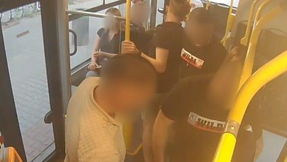 Poturbowali i okradli pasażera autobusu. Pseudokibice zatrzymani 