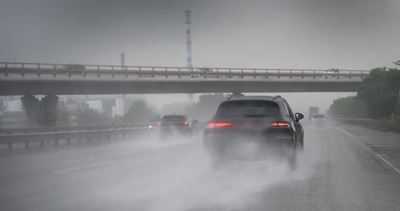 W środę Instytut Meteorologii i Gospodarki Wodnej wydał ostrzeżenia I i II stopnia przed burzami w zachodniej części kraju. Stopniem drugim objęte zostały powiaty położone na południu Małopolski. Alert w tej sprawie rozesłało także Rządowe Centrum Bezpieczeństwa.