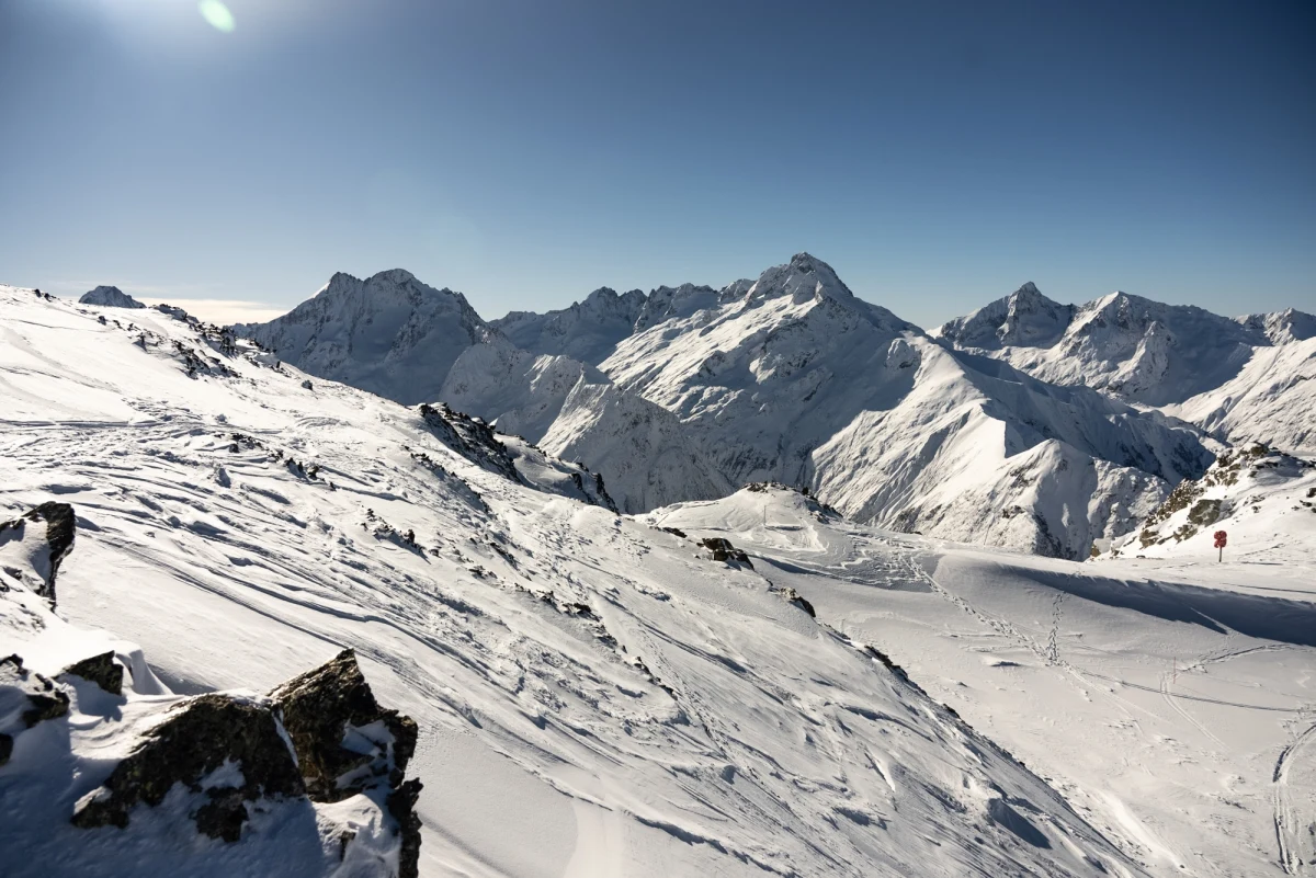 ​Francja została warunkowo wybrana gospodarzem Zimowych Igrzysk Olimpijskich w 2030 roku. Decyzję ogłosił Thomas Bach, szef Międzynarodowego Komitetu Olimpijskiego podczas sesji MKOl w Paryżu. Francuzi muszą jednak zapewnić kluczowe gwarancje finansowe w terminie określonym przez MKOl. Podczas paryskiej sesji MKOl ogłoszono również, że  amerykańskie Salt Lake City będzie gospodarzem zimowych igrzysk w 2034 roku. 