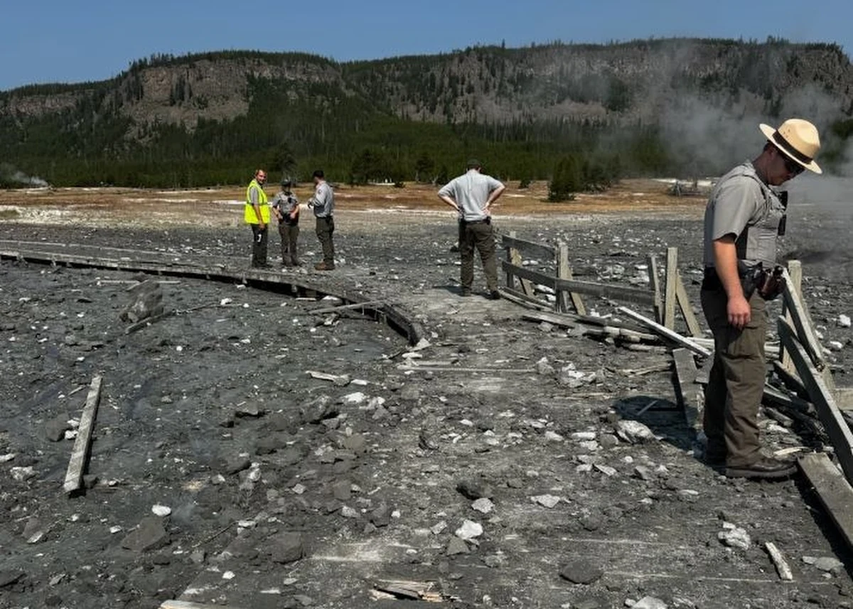 Media społecznościowe obiegło nagranie z Parku Narodowego Yellowstone w Stanach Zjednoczonych. Jedna z turystek uchwyciła kamerą wybuch gejzeru i panikę, jaką to wywołało wśród odwiedzających park. Ludzie uciekali w popłochu.