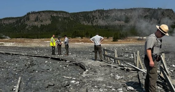 Media społecznościowe obiegło nagranie z Parku Narodowego Yellowstone w Stanach Zjednoczonych. Jedna z turystek uchwyciła kamerą wybuch gejzeru i panikę, jaką to wywołało wśród odwiedzających park. Ludzie uciekali w popłochu.