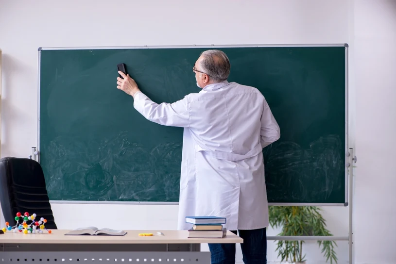 Fatalne pensje nauczycieli, pracują po godzinach. "Ślepy zaułek"
