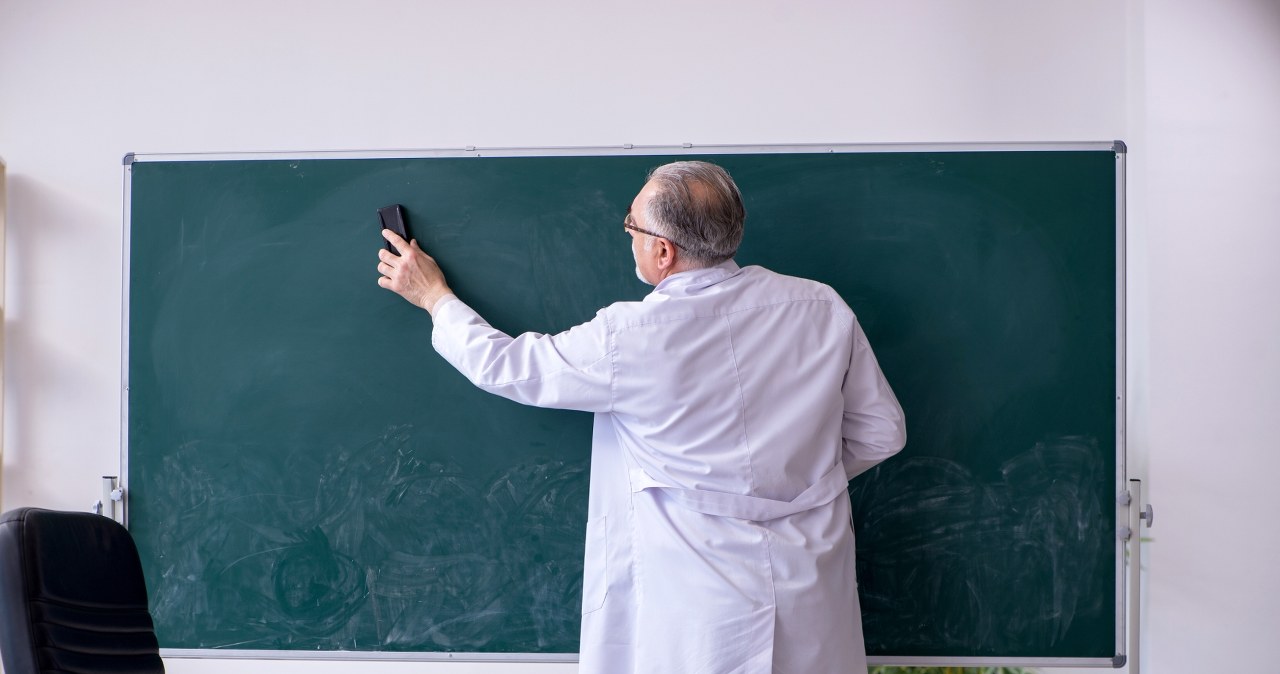 Fatalne pensje nauczycieli, pracują po godzinach. "Ślepy zaułek"