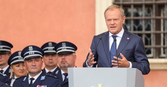 Premier Donald Tusk podczas Centralnych Obchodów Święta Policji na pl. Zamkowym w Warszawie zapowiedział: "Podjąłem decyzję o przekazaniu na potrzeby policji - jej wyposażenia, sprzętu, logistyki - dodatkowego miliarda złotych w przyszłorocznym budżecie państwa". W uroczystościach nie wziął udziału prezydent Andrzej Duda. 