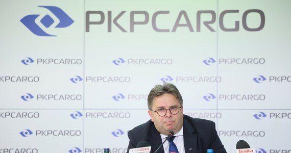 Zarząd PKP Cargo zdecydował o przeprowadzeniu zwolnień grupowych przez zakłady i centralę spółki - poinformował przewoźnik w środowym komunikacie giełdowym. Mają one objąć do 30 proc. zatrudnionych, czyli do 4142 pracowników w różnych grupach zawodowych - dodano.