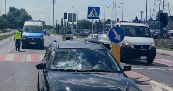 Dwoje dzieci w wieku 11 i 7 lat potrąciła na przejściu dla pieszych w Rzeszowie kierująca bmw. Kobieta przed pasami wyprzedzała inny samochód. Dzieci z obrażeniami trafiły do szpitala.   