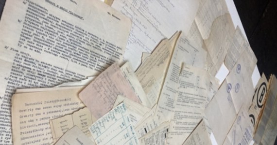 52 znalezione przypadkowo dokumenty sprzed osiemdziesięciu lat trafiły dzisiaj do Muzeum Powstania Warszawskiego. To ponad sto stron dotyczących Batalionu "Parasol", jednego z oddziałów biorących udział w powstaniu. Reporter RMF FM Michał Dobrołowicz rozmawiał z Ewą i Zdzisławem Rybackimi, którzy na dokumenty trafili w mieszkaniu zmarłego krewnego, dawnego żołnierza.