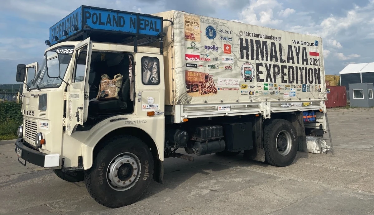 Drogą morską dotrą z Gdyni do Bombaju, później jelczem pojadą do bazy pod Annapurną Południową - to plan podróżników, którzy chcą pokonać trasę identycznym jelczem, jak ten, którym polscy himalaiści docierali w najwyższe góry świata w latach 70. Wyprawa jest hołdem dla uczestników historycznej wyprawy z 1979 roku i trzech wspinaczy, którzy 45 lat temu zginęli na Annapurnie.