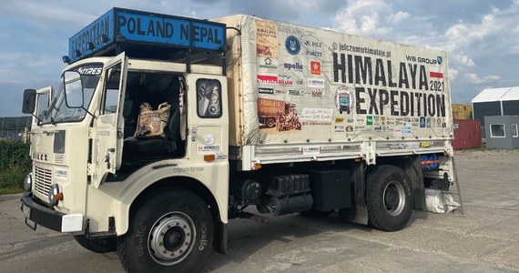 Drogą morską dotrą z Gdyni do Bombaju, później jelczem pojadą do bazy pod Annapurną Południową - to plan podróżników, którzy chcą pokonać trasę identycznym jelczem, jak ten, którym polscy himalaiści docierali w najwyższe góry świata w latach 70. Wyprawa jest hołdem dla uczestników historycznej wyprawy z 1979 roku i trzech wspinaczy, którzy 45 lat temu zginęli na Annapurnie.