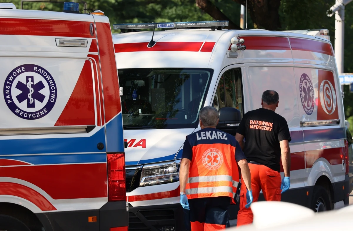 Trzy osoby zostały przygniecione rusztowaniem na terenie jednostki wojskowej w Szczecinie. Jedna z nich w ciężkim stanie trafiła do szpitala.