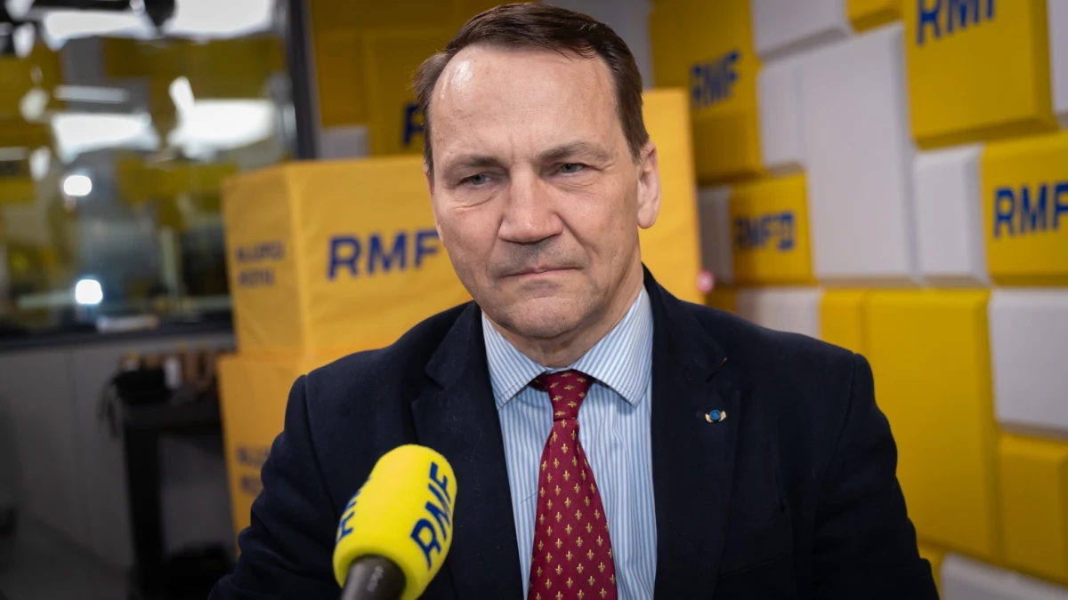 Między Pałacem Prezydenckim i Ministerstwem Spraw Zagranicznych trwa polityczne starcie o mianowanie ambasadorów. "Nie mogę pozwolić na to, żeby polityką MSZ rządziły pisowskie urojenia" - tak w Porannej rozmowie w RMF FM Radosław Sikorski skomentował decyzję Andrzeja Dudy, który kategorycznie odmówił podpisania nominacji Bogdana Klicha na ambasadora w USA.